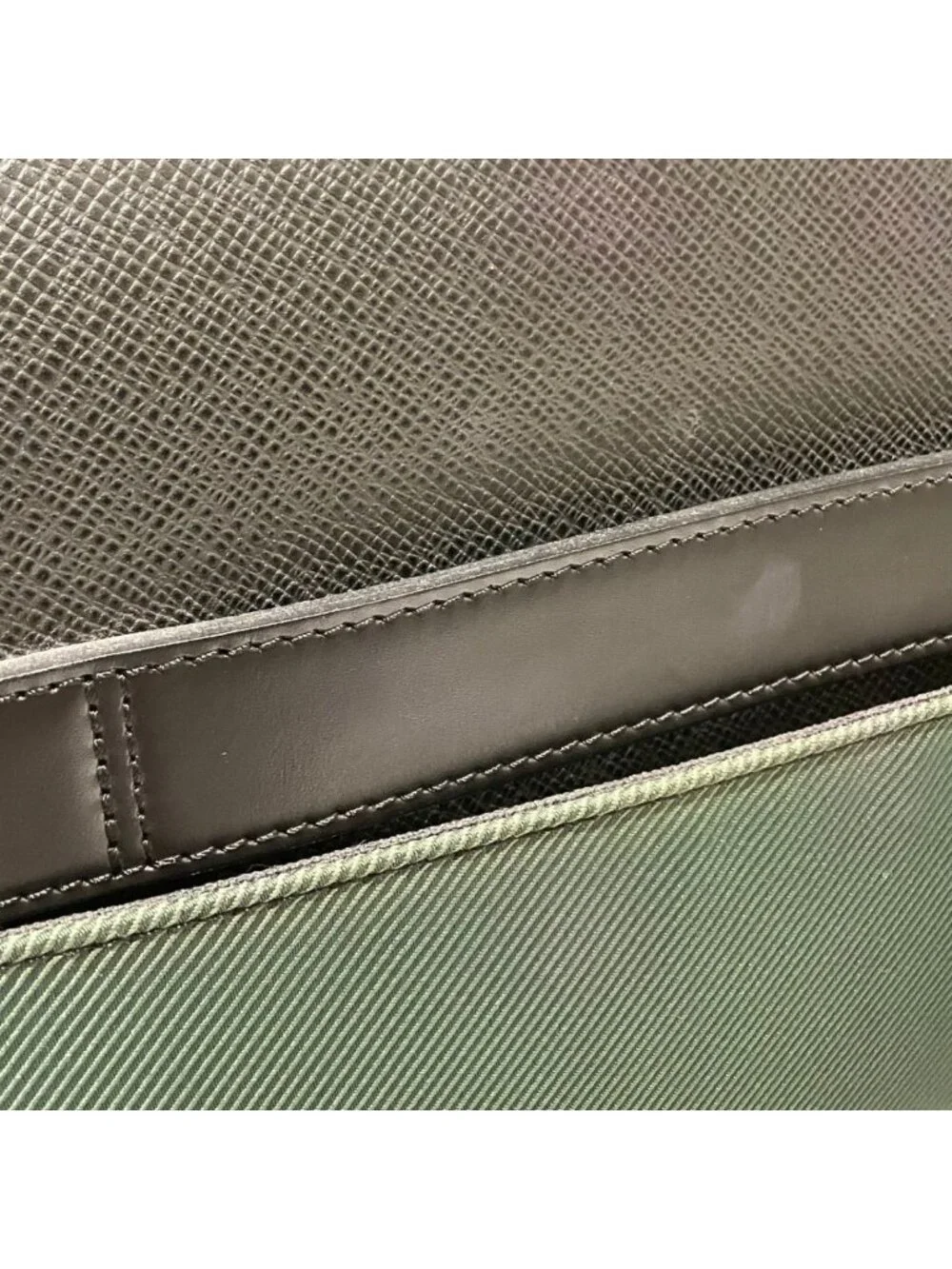 Louis Vuitton Taiga Shoulder Bag Leather
